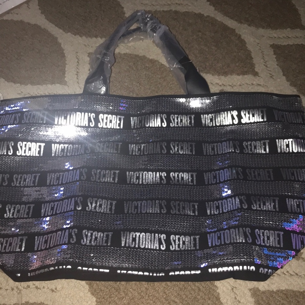 Victoria’s Secret tote 🖤